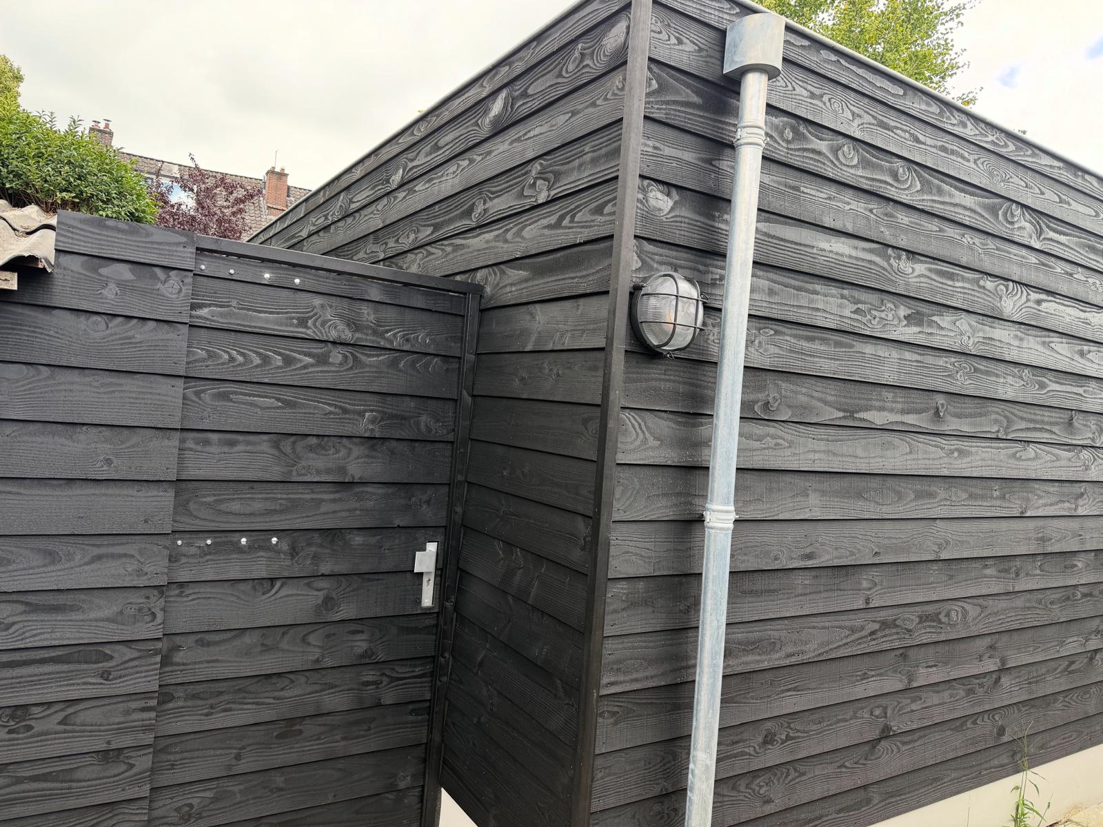 Maatwerk houten berging met overkapping