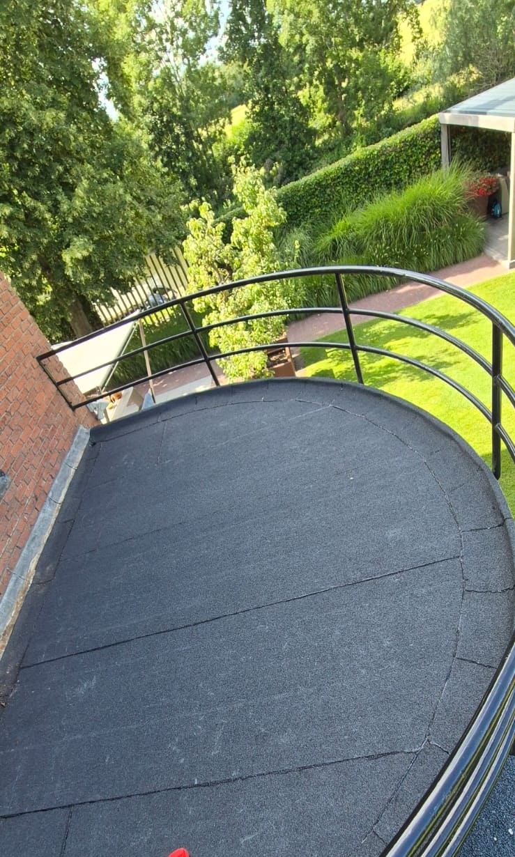 Complete renovatie van rond balkondak met zinkwerk en houten vlonder — foto 2
