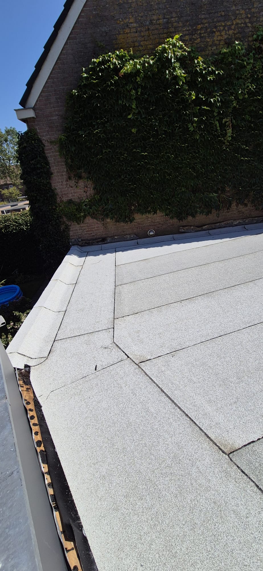 Nieuw bitumen dak met witte dakbedekking — foto 3