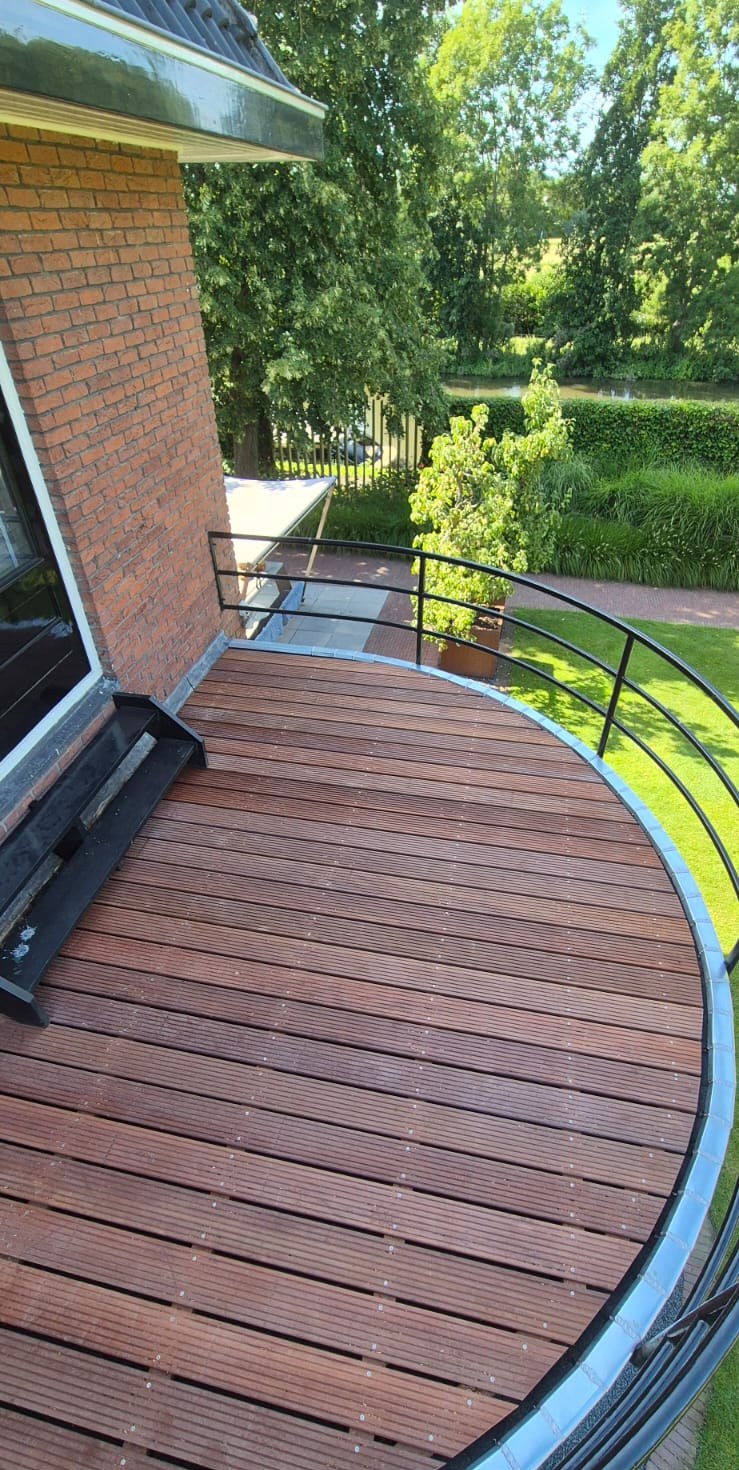 Complete renovatie van rond balkondak met zinkwerk en houten vlonder