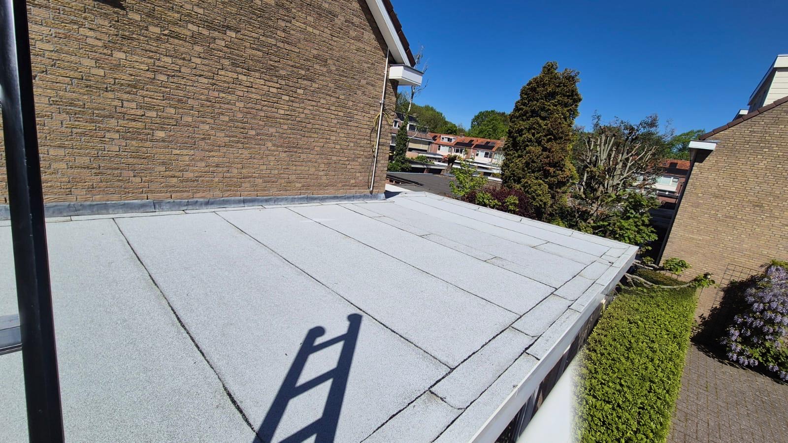 Nieuw bitumen dak met witte dakbedekking — foto 2